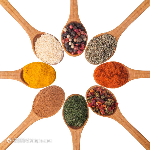 白色背景的调味料 厨房中的纯净美学与实用价值