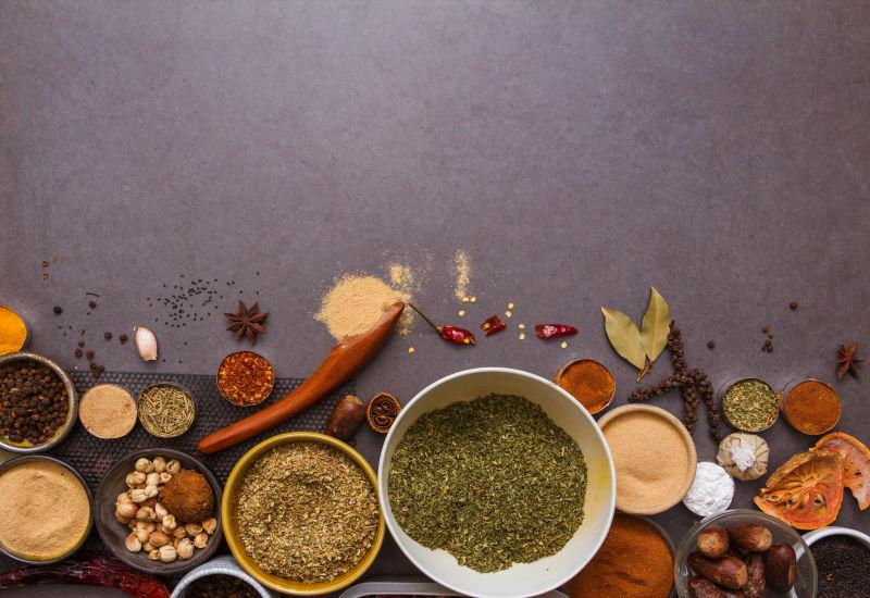 灰色背景中的丰富食物香料与鲜肉批发 味蕾与生鲜的交织